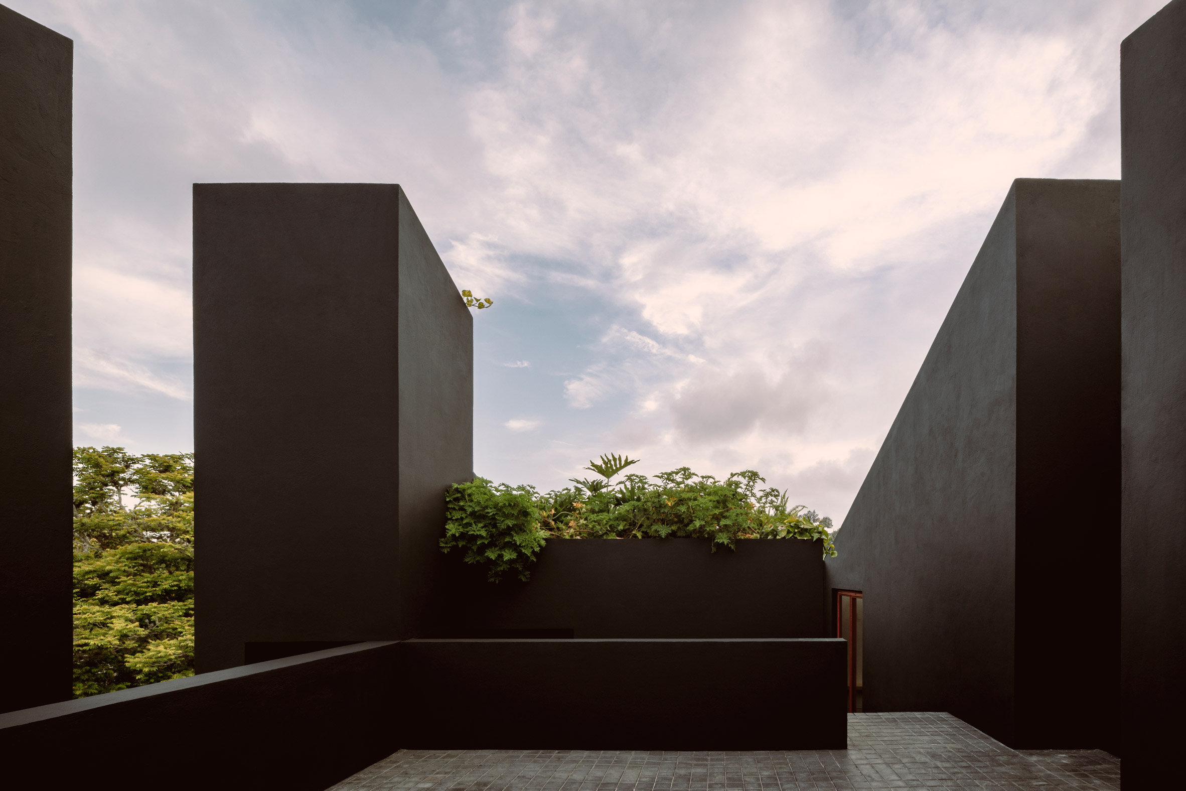 Lopez Gonzalez hides roof terrace atop black House in Xalapa | Harga Kusen Aluminium