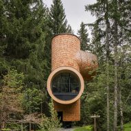 Exterior of Bert treehouse by Precht
