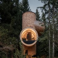 Exterior of Bert treehouse by Precht