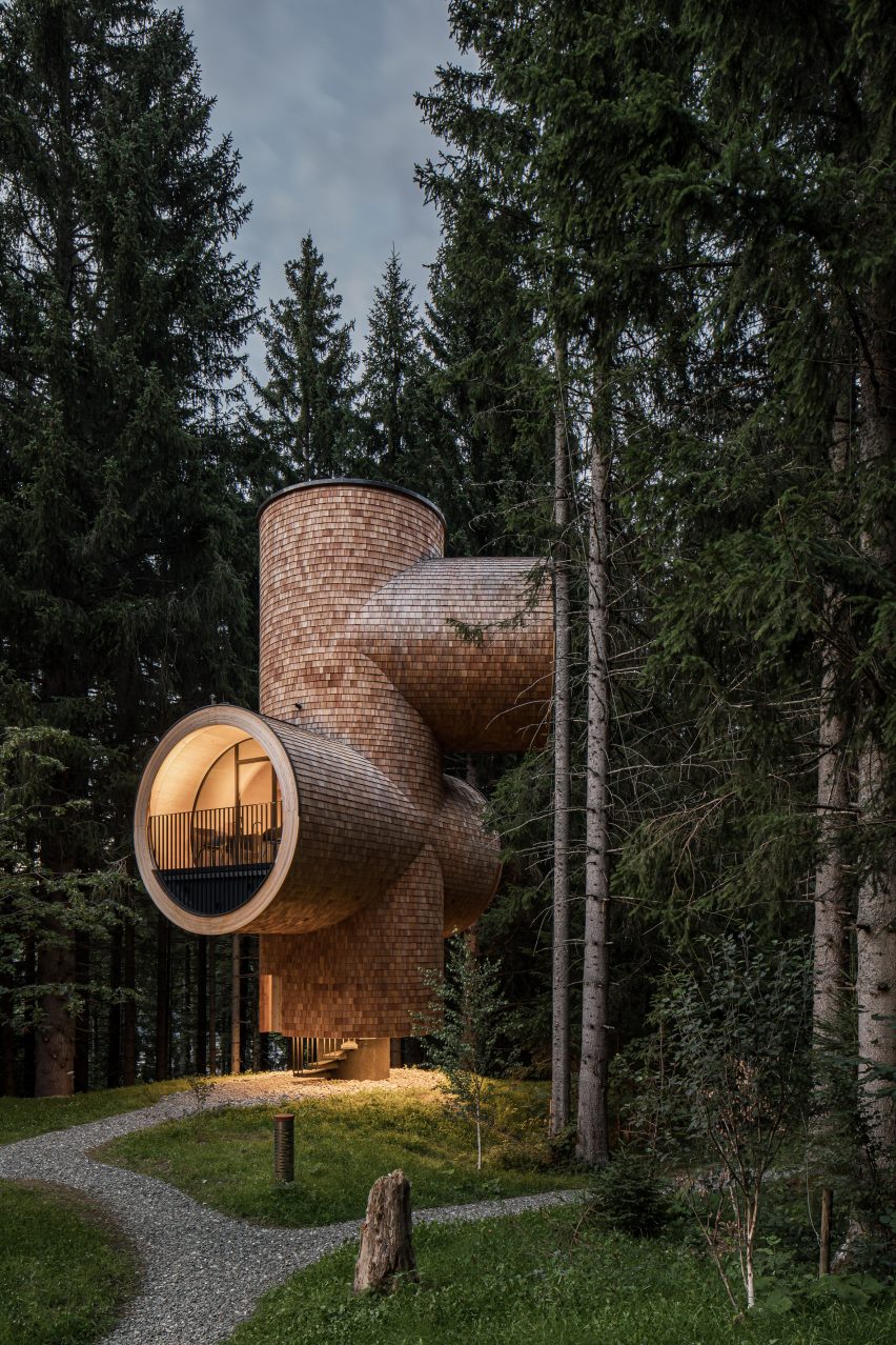 Shingle-covered Bert treehouse