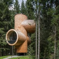 Shingle-covered treehouse by Precht