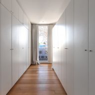 All-white steel home by Colle-Croce