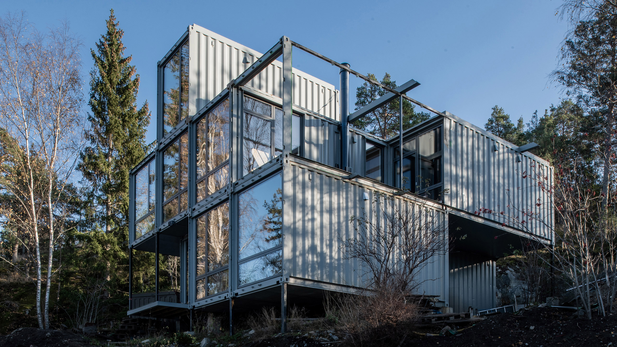 house built from shipping containers