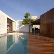 ARQBR weaves open space into Couri House in Brasília