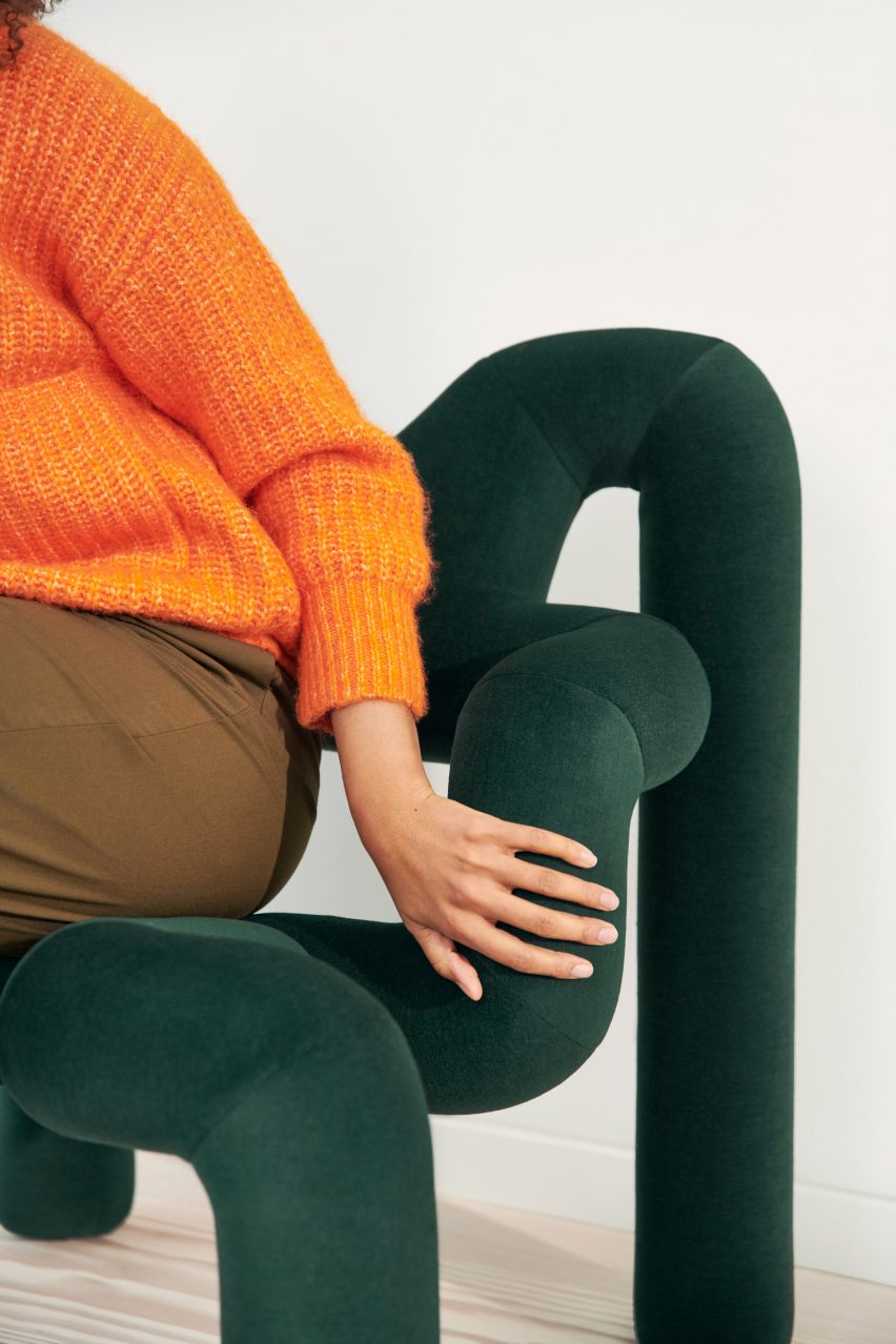 Close up of a person sitting in a green Ekstrem chair