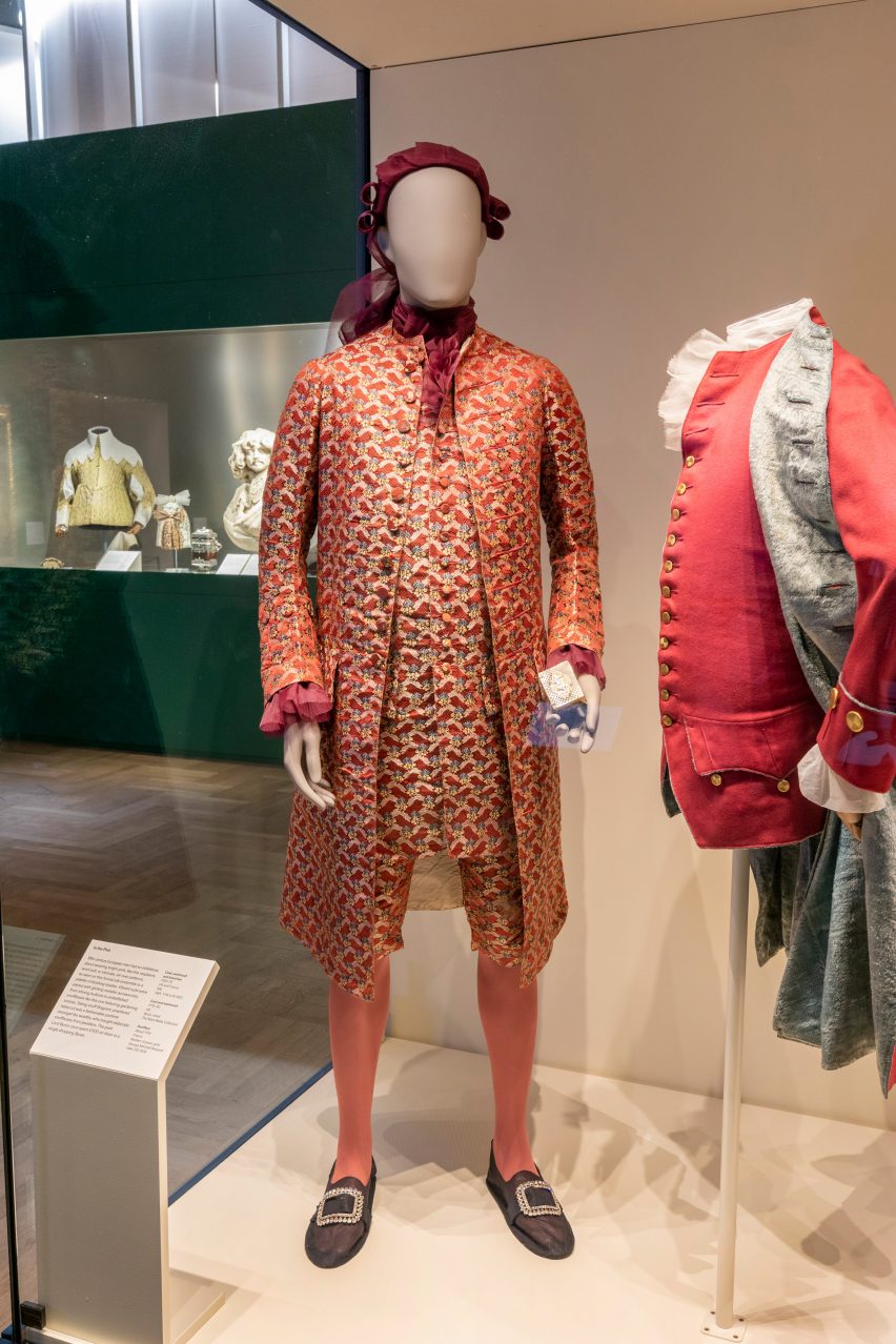 Image of a mannequin wearing coat, waistcoat and breeches at Fashioning Masculinities: The Art of Menswear
