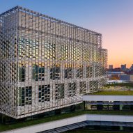 Hydroformed steel lattice wraps Harvard building by Behnisch Architekten