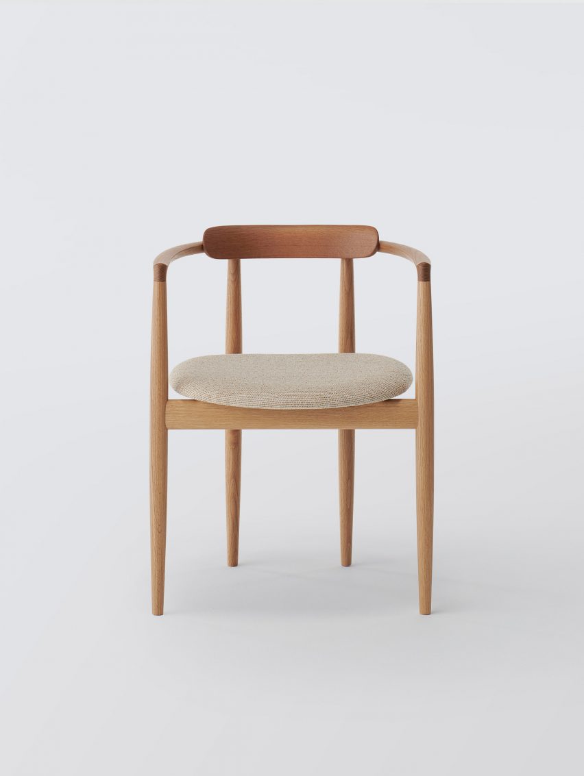 Front image of the Miau Armchair with a textile cushion