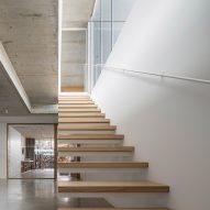 Cantilever staircase