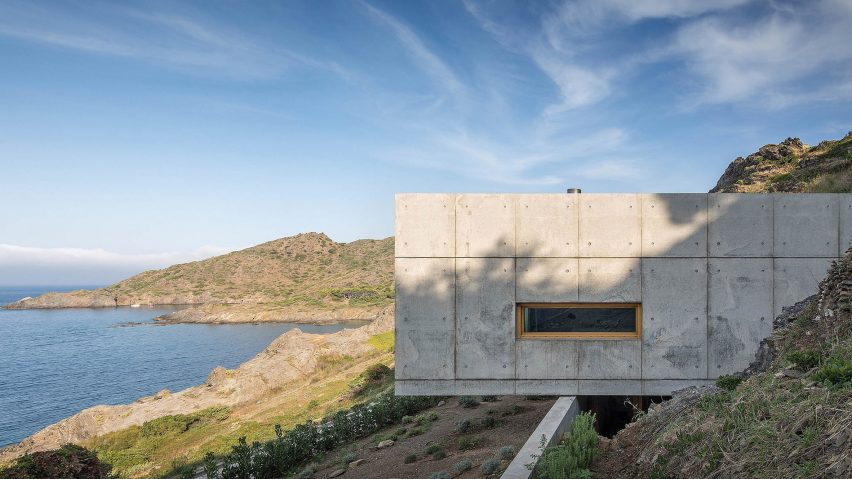 Coastal concrete house in Spain