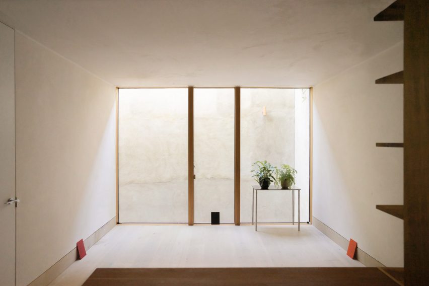 Mediation space with glass wall