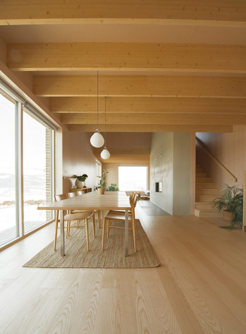 Open-plan dining room by Sanden+Hodnekvam Arkitekter