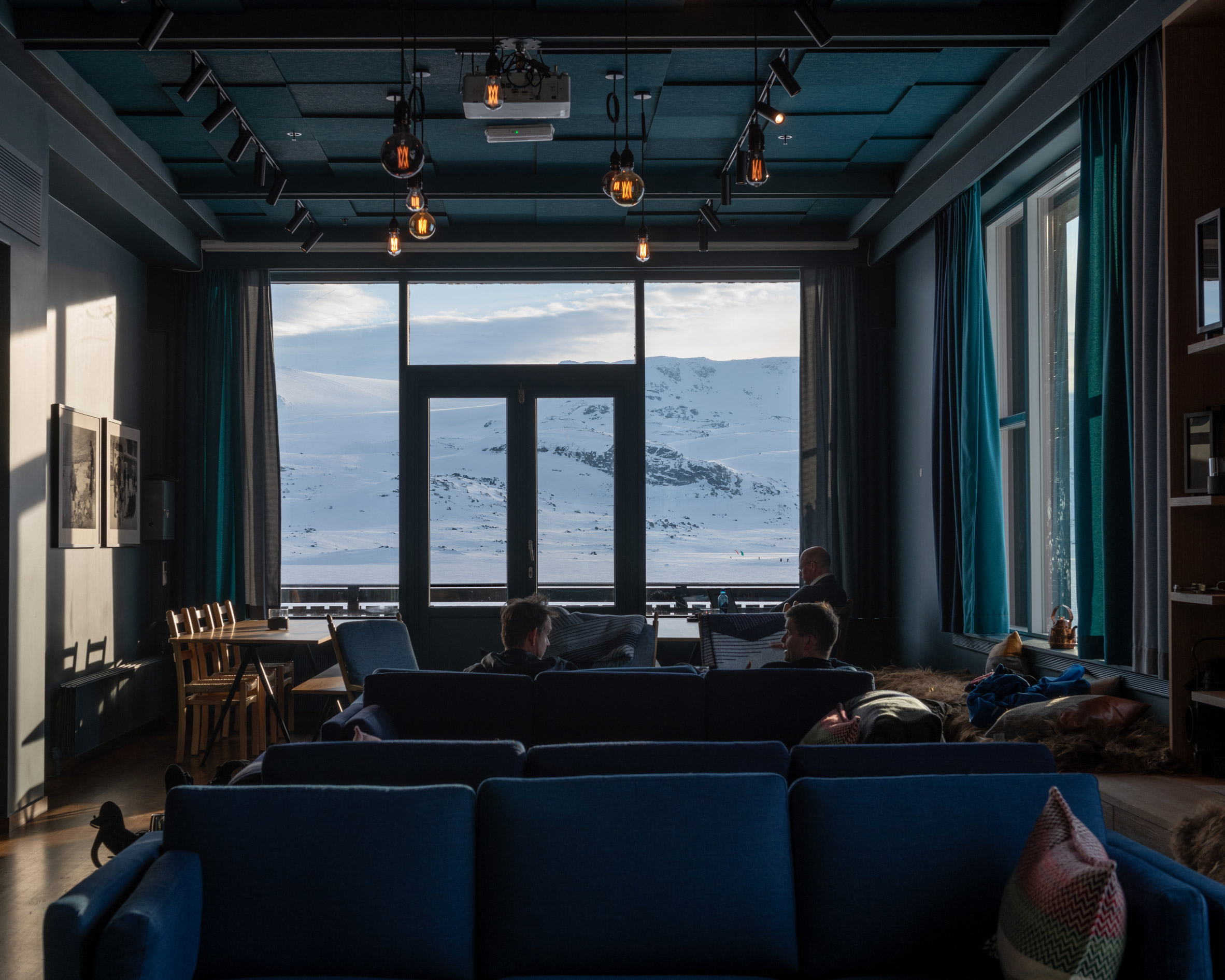 Blue lounge of Hotel Finse 1222 with blue couches