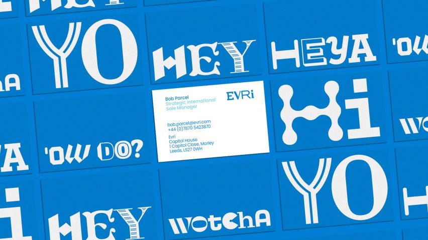 Voorbeelden van blauwe Evri-visitekaartjes met groeten op de voorkant gedrukt in een variabel koplettertype