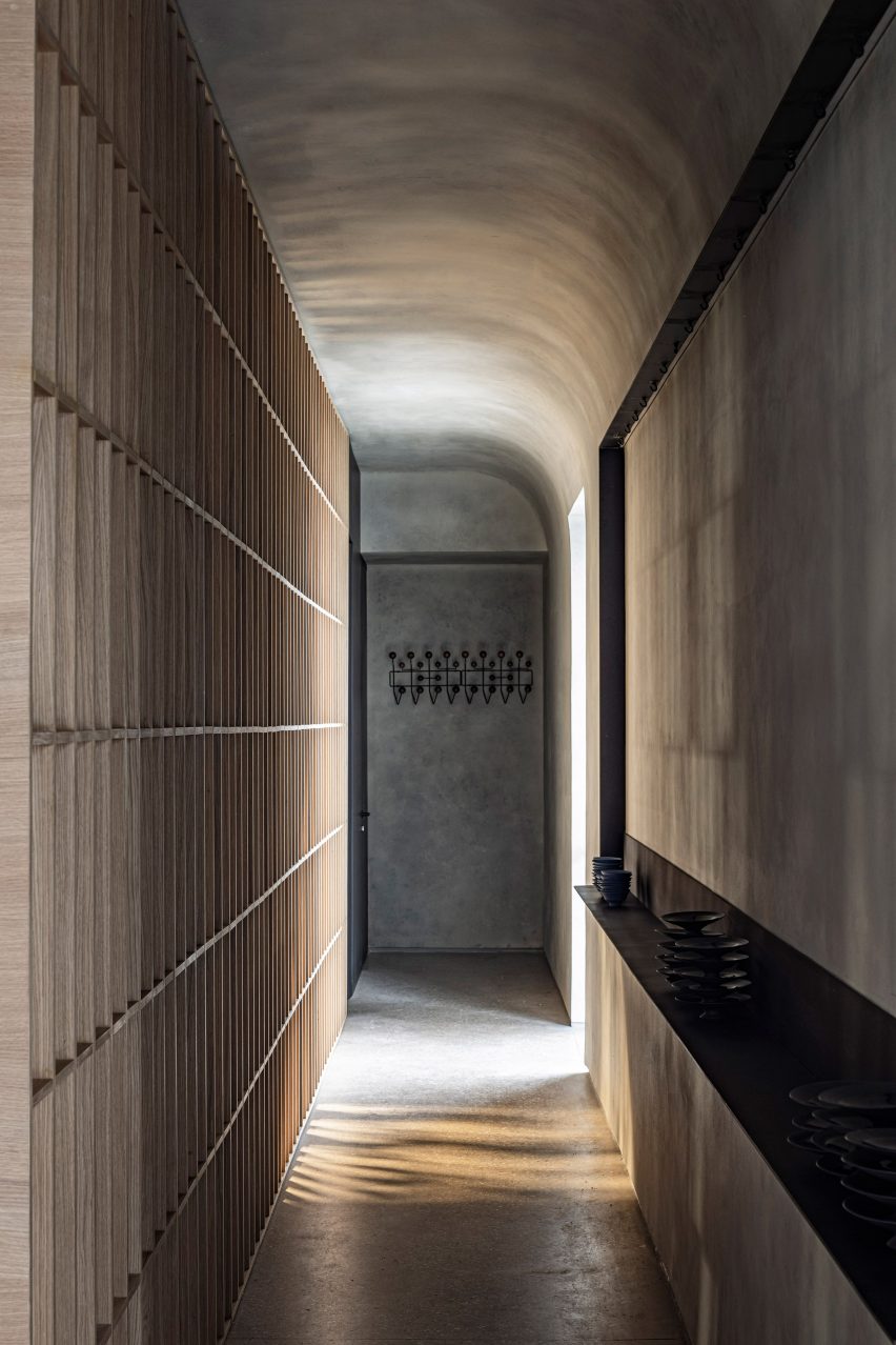 Entrance corridor with latticework divider in Tel Aviv restaurant designed by Pitsou Kedem 