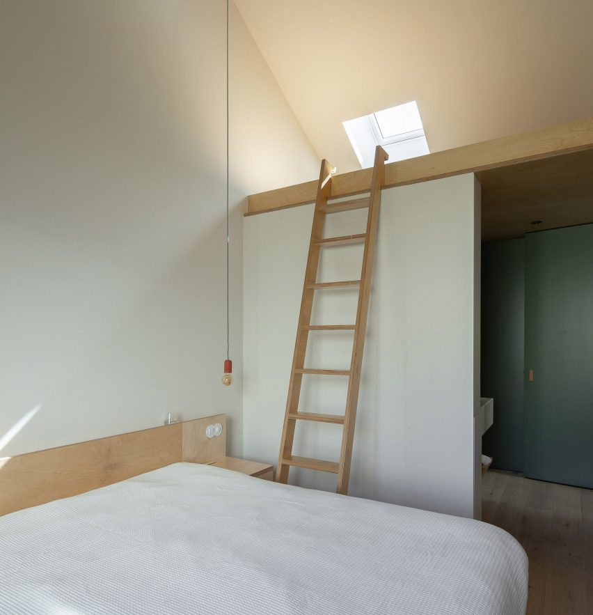Bedroom with a mezzanine