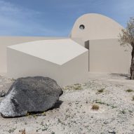 Monolithus is a holiday home in Santorini that was designed by Kapsimalis Architects