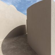 Monolithus is a holiday home in Santorini that was designed by Kapsimalis Architects