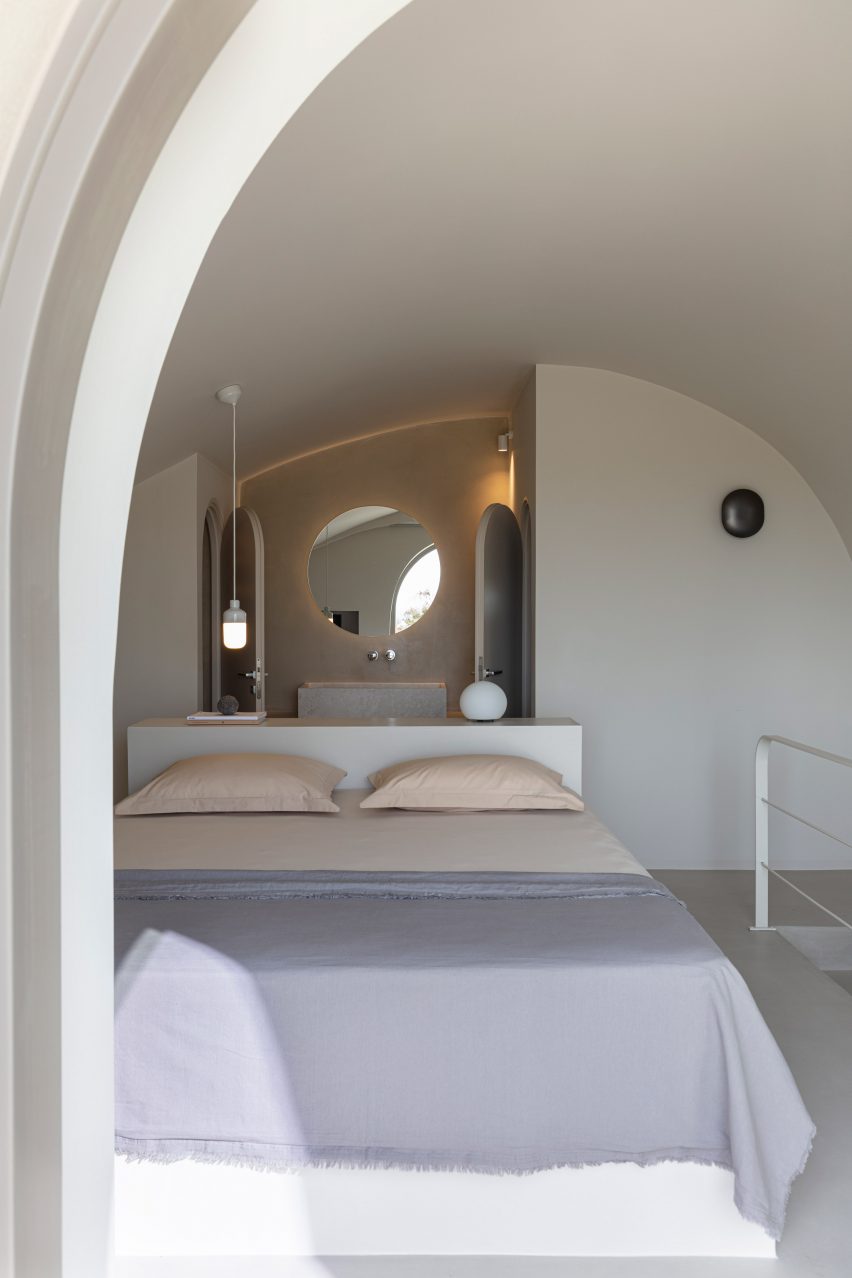 Interior image of a bedroom with barrel vaulted ceiling in Monolithus