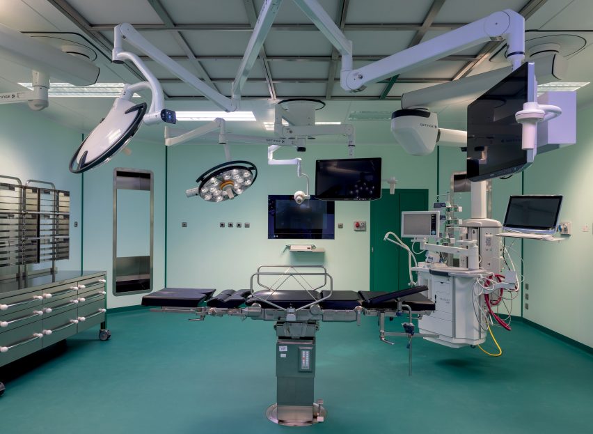 Image of a blue surgery room at the hospital