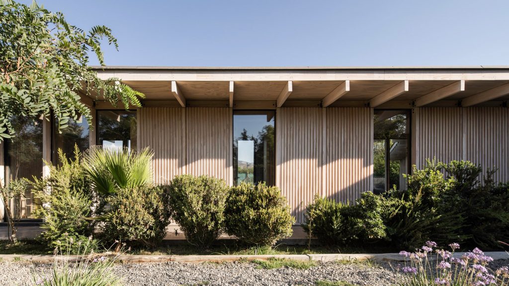 Masfernandez Arquitectura remata casa chilena con lucernario triangular