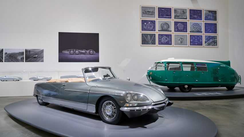 Zwei Autos in der Motion-Ausstellung: Autos, Kunst, Architektur