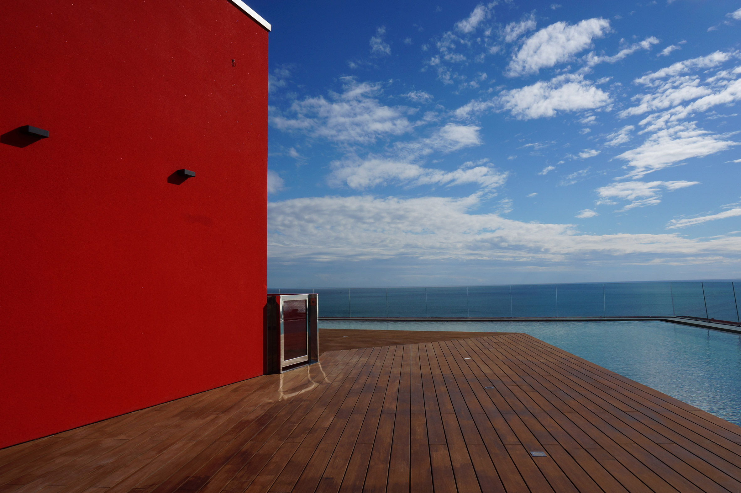 Image of a rooftop infinity pool at Antares Tower