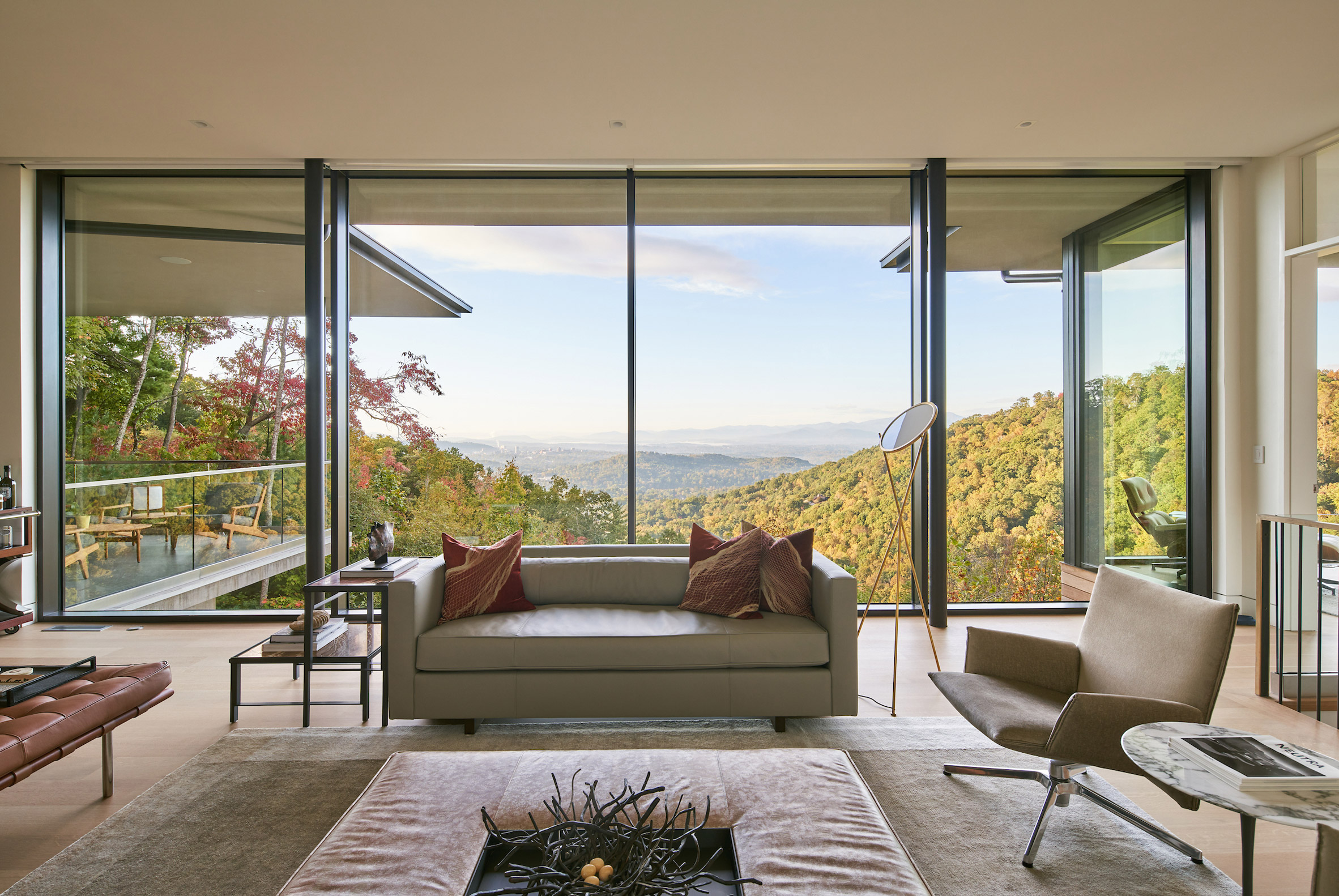 Sala de estar moderna con vistas a las montañas Blue Ridge