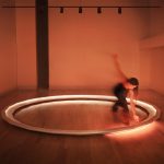 Sincronia is a circular installation that explores the relationship between sound, light and movement.