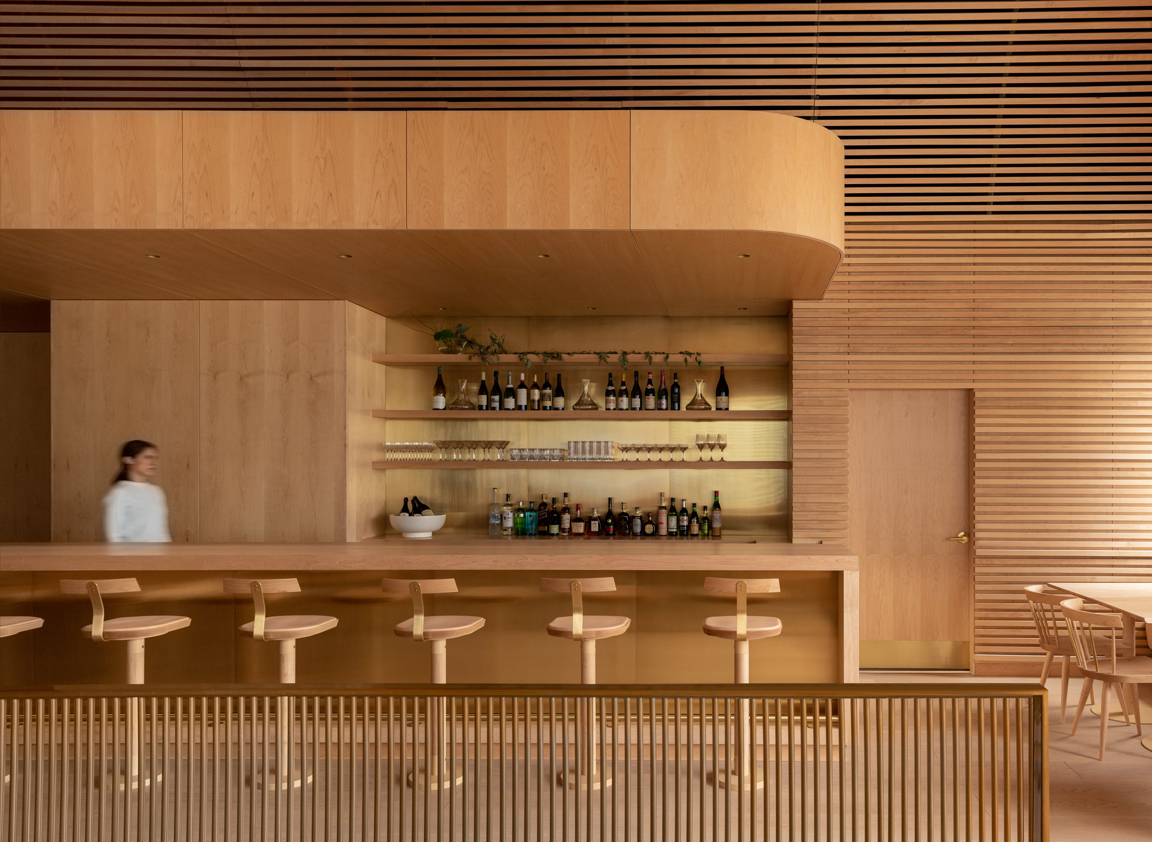 Bar with cantilever