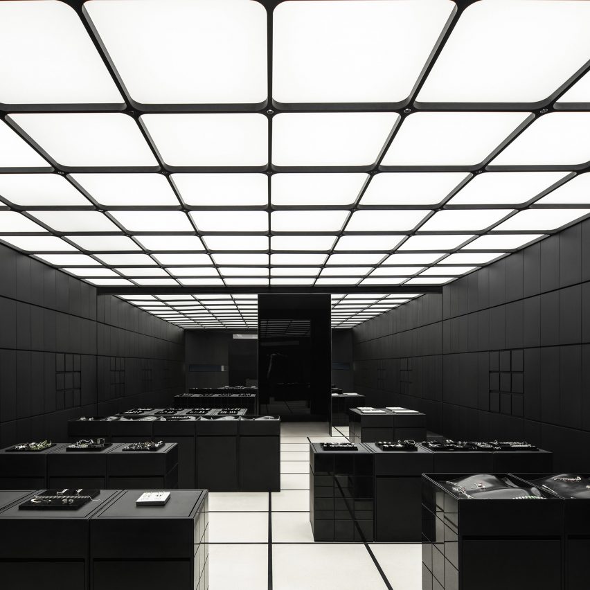 Joyería Chengdu KVK de Atmosphere Architects con piso y techo de rejilla en blanco y negro