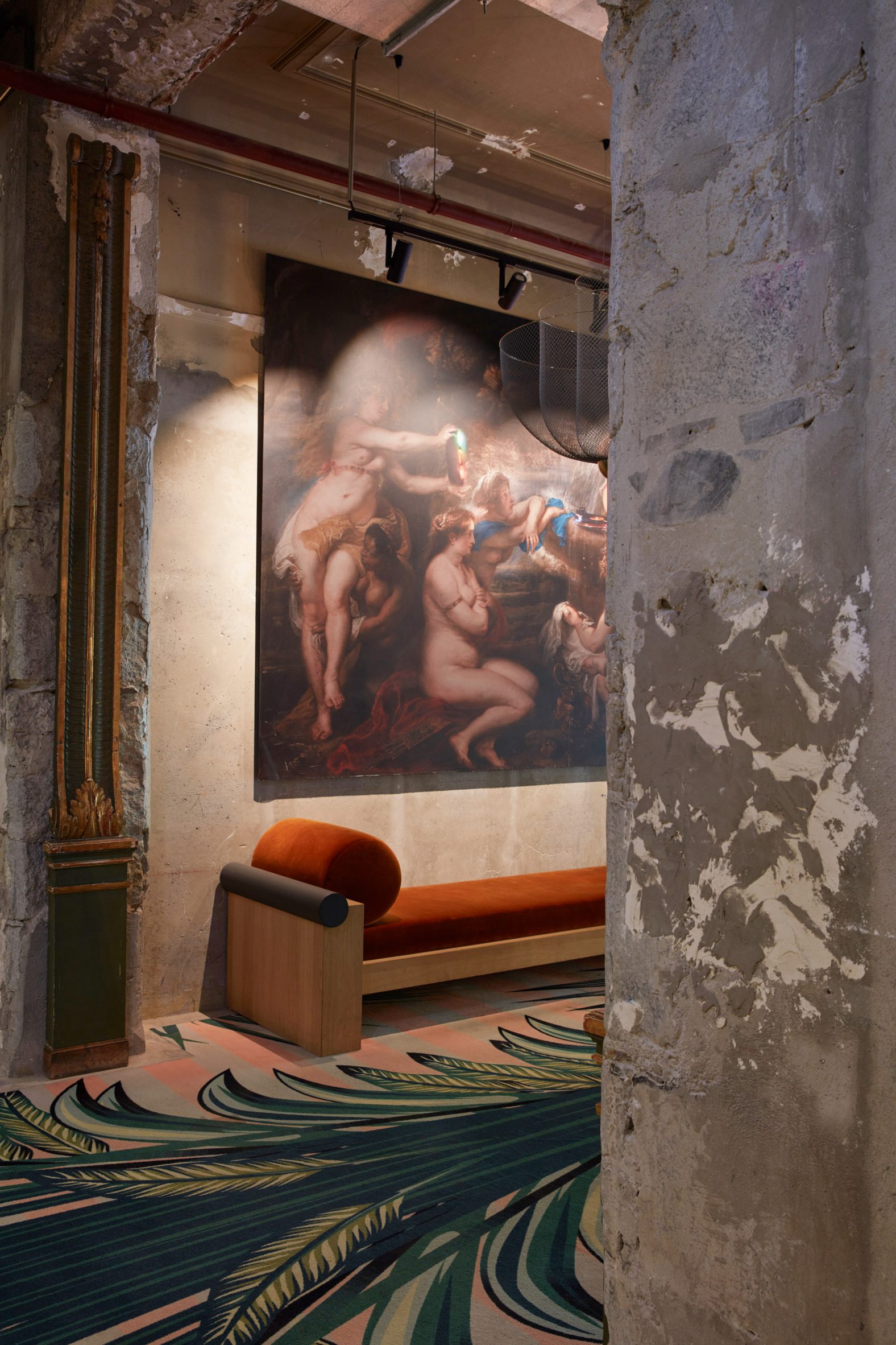Tumbona de terciopelo frente a la pintura en La Folie Douce Hotel Chamonix 