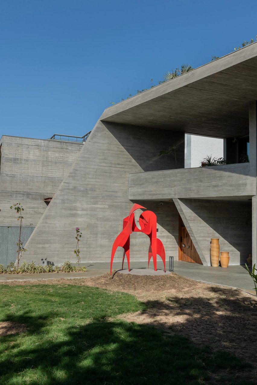 Image of the angular cantilevers at Beton Brut
