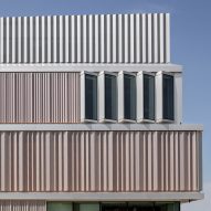 Jestico + Whiles wraps Cambridge University building in perforated aluminium