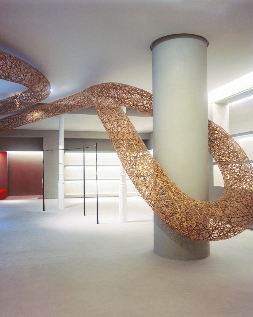 Внутреннее изображение бамбуковой инсталляции в Casa Loewe