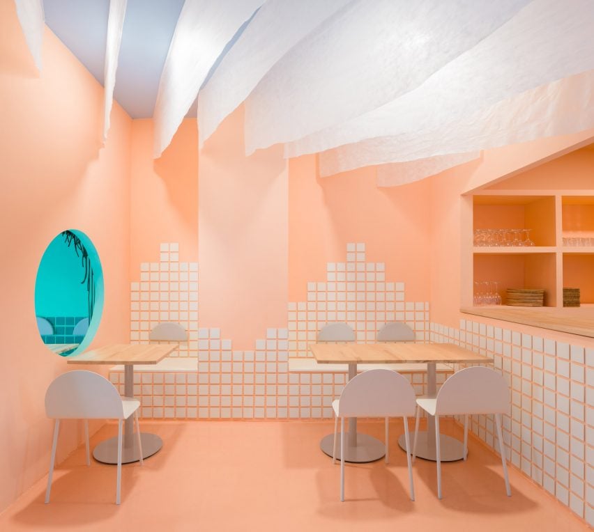 Обеденная зона персикового цвета в ресторане Valencia от Clap Studio