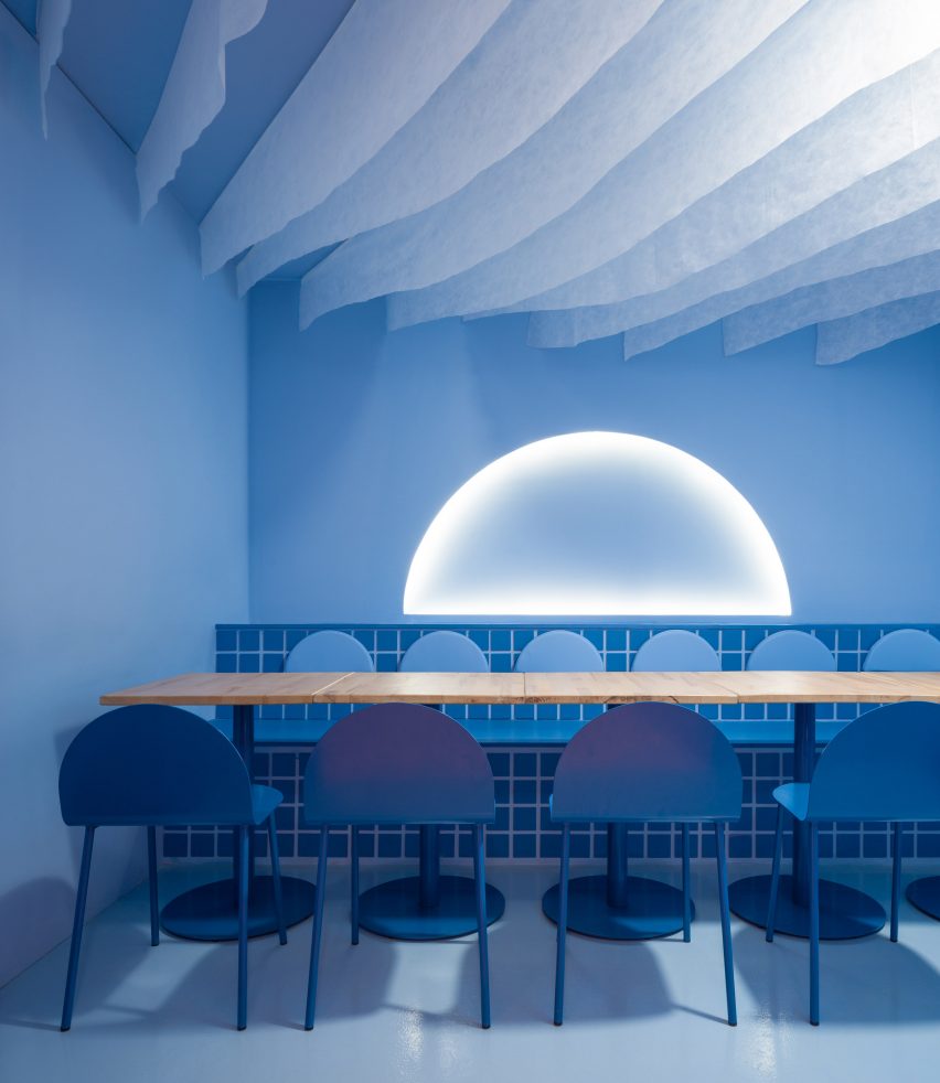 Приватная обеденная зона в голубых тонах в ресторане Valencia от Clap Studio