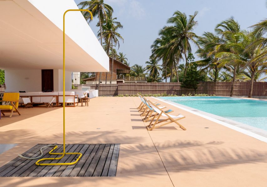 Coral Pavilion è una casa sulla spiaggia a Lagos progettata da cmDesign Atelier