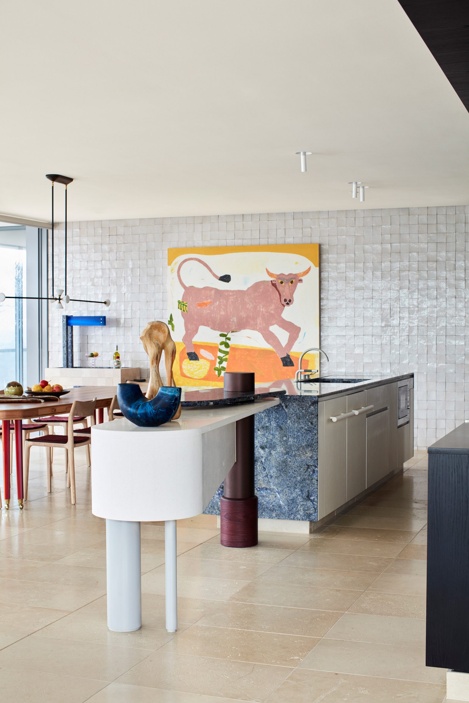 Interior de la cocina del apartamento YSG con encimera de piedra azul y barra de desayuno
