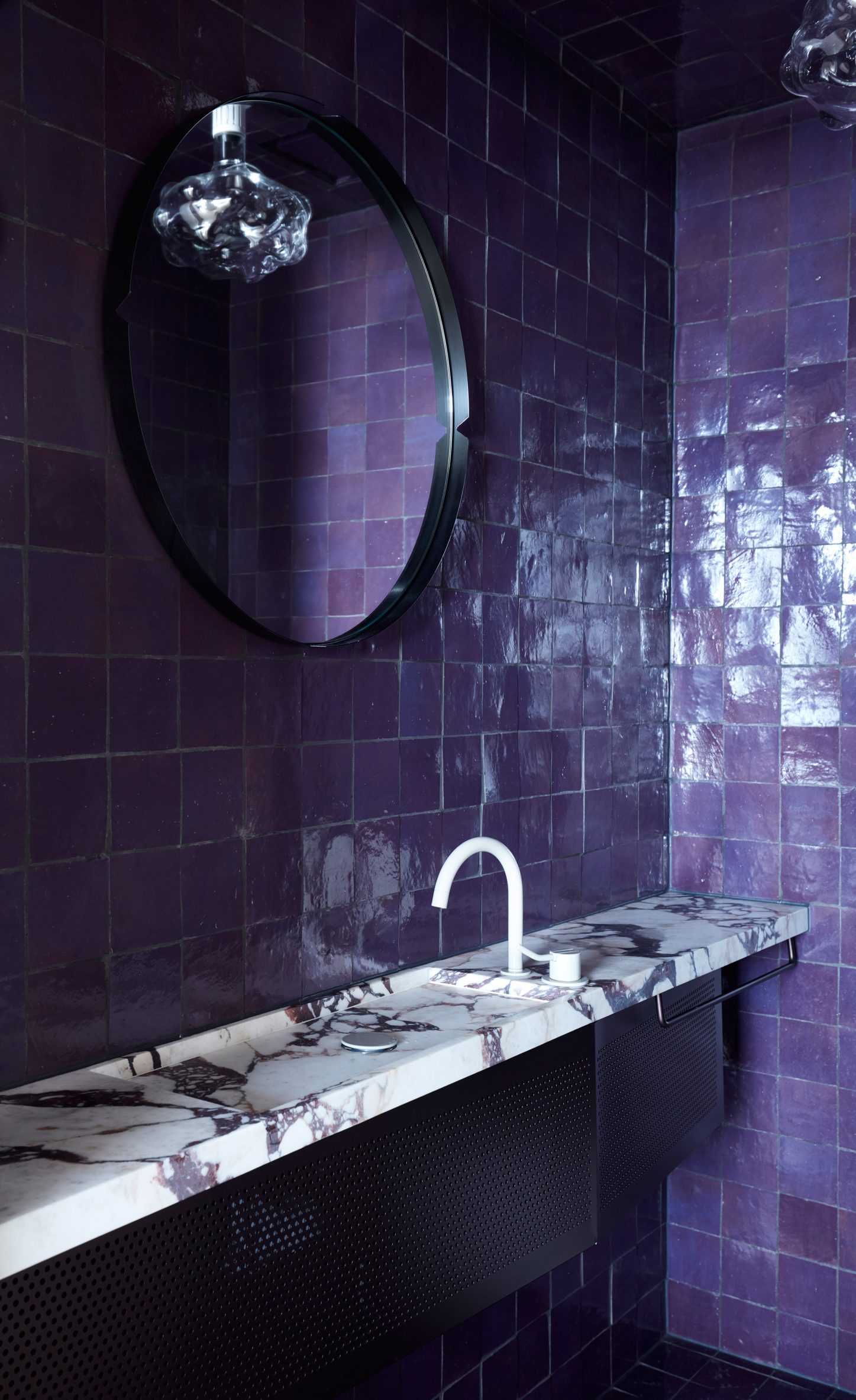 Baño del ático Dream Weaver con azulejos de color morado oscuro