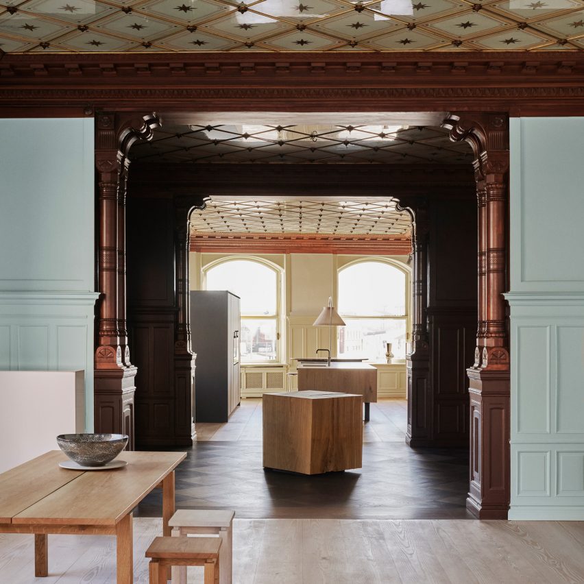 Cocina y mesa de comedor instaladas en la sala de exposición Garde Hvalsøe en Aarhus por Bunn Studio