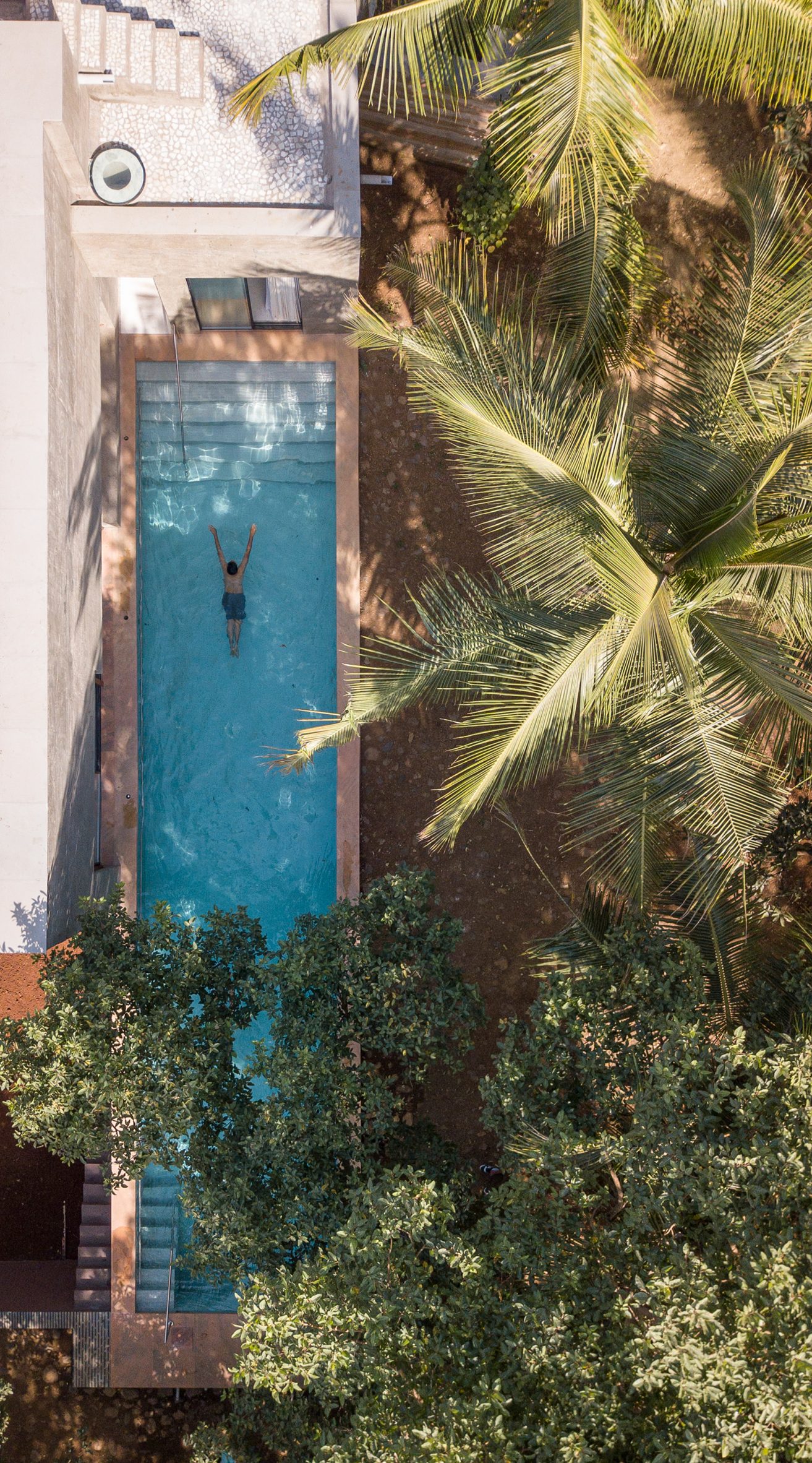 Vista aérea de la piscina de la casa india