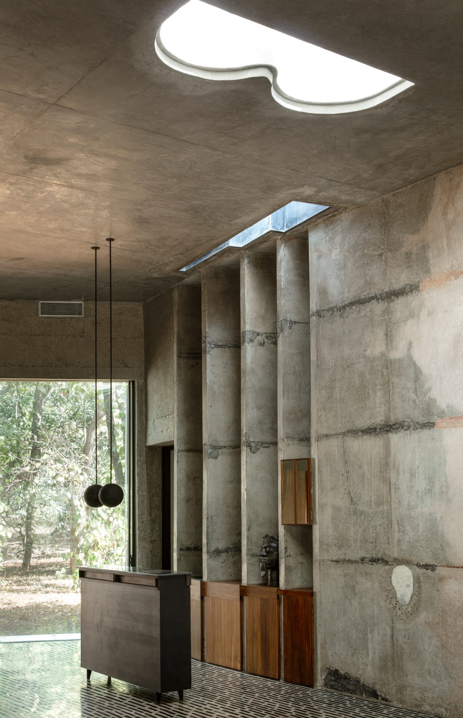 El interior de la casa con paredes de hormigón a la vista.