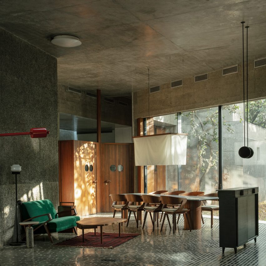 Interior de la Concrete Experiment House de Samira Rathod Design Atelier