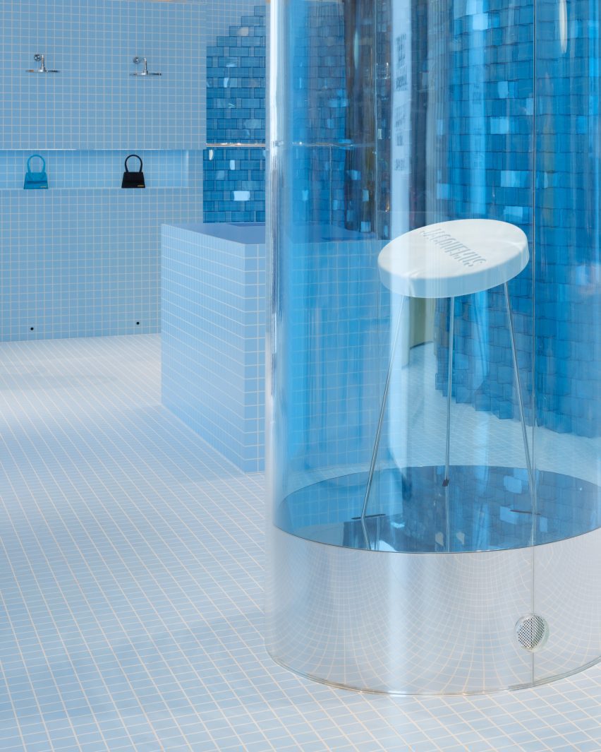 Изображение большого стакана воды с шипучей таблеткой Jacquemus в Le Bleu