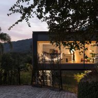 Jobim Carlevaro Arquitetos adds two bedrooms on top of Florianópolis home