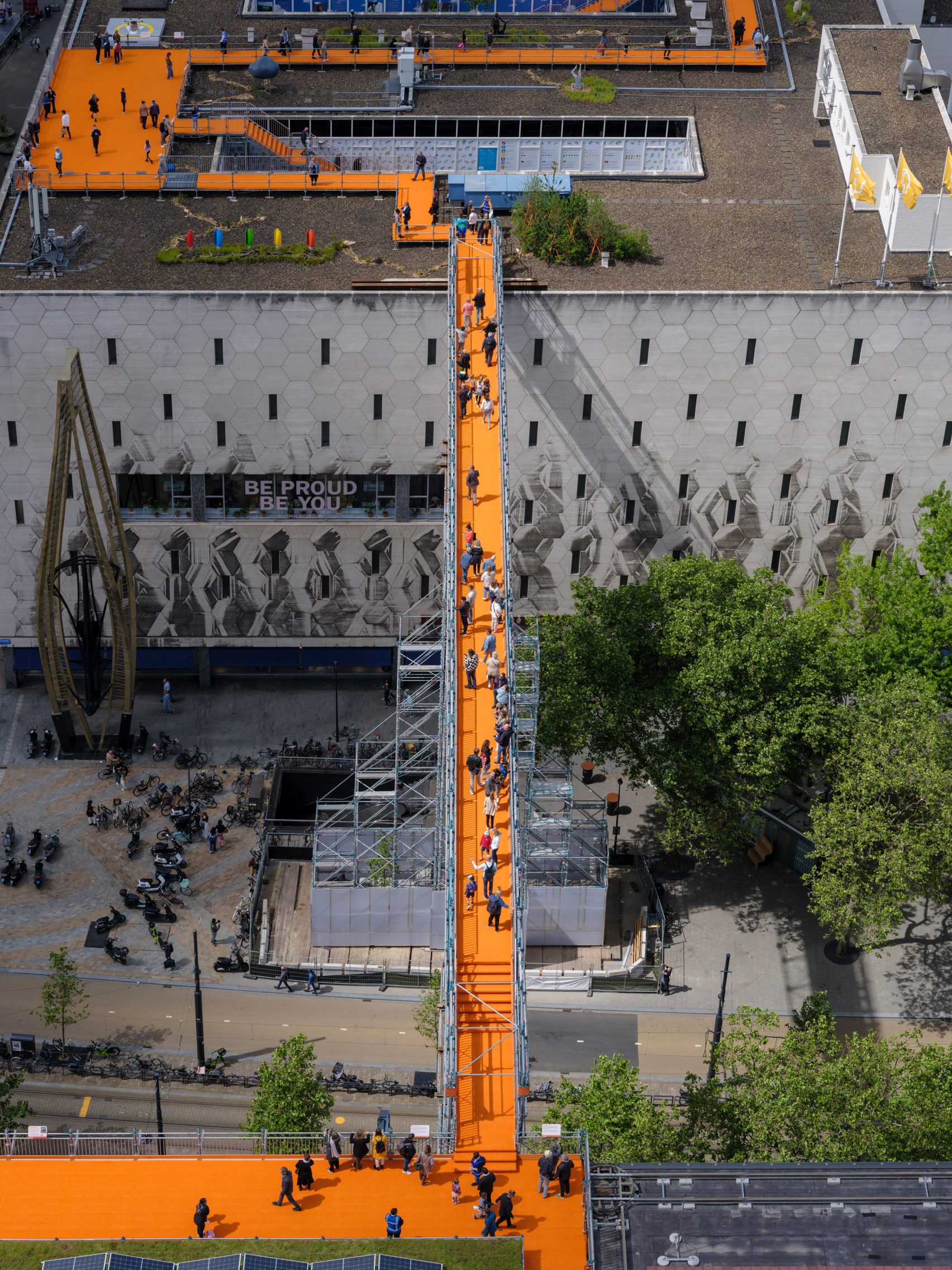 Una passerella arancione sui tetti di Rotterdam dello studio MVRDV