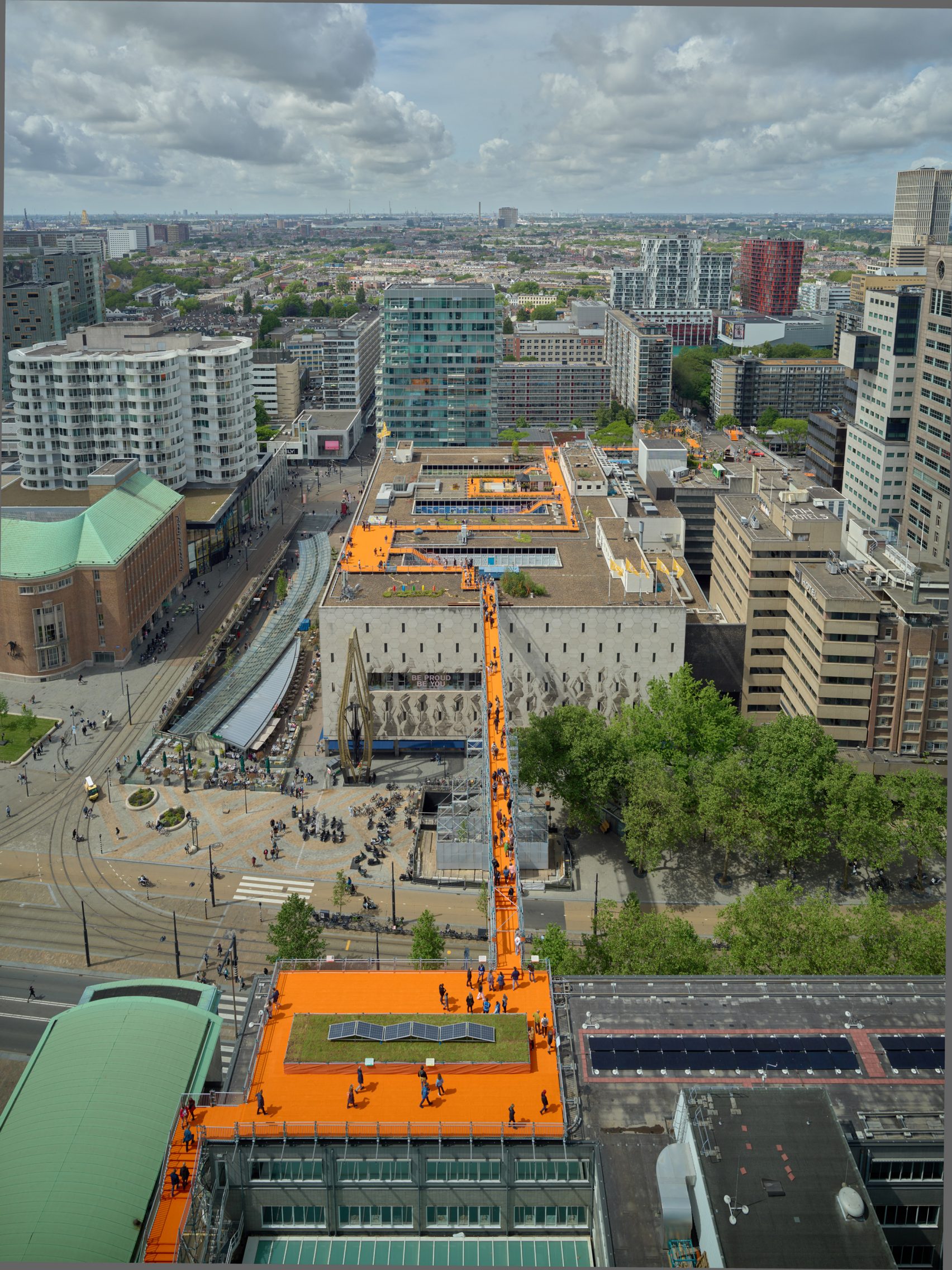Una passerella arancione sui tetti di Rotterdam dello studio MVRDV