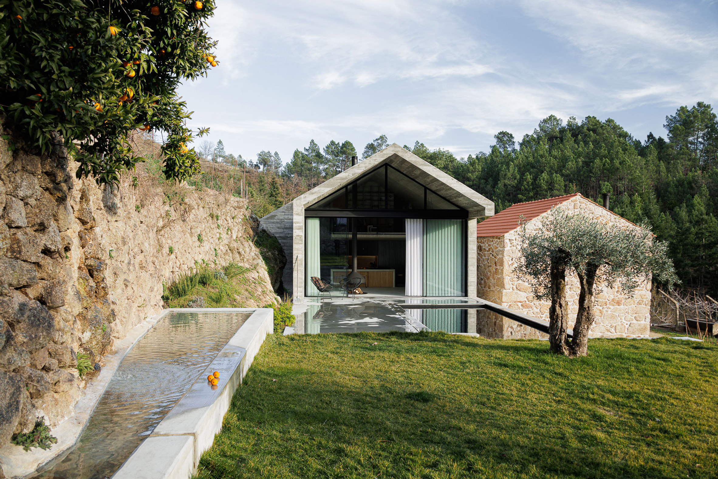 Portuguese farmhouse extension by Filipe Pina and David Bilo
