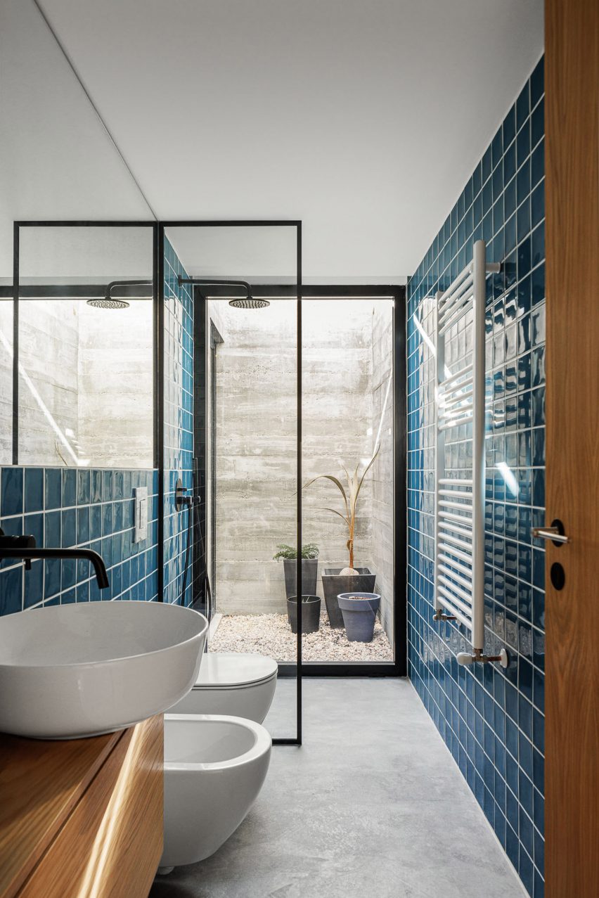 Ванная комната с синей плиткой на стенах